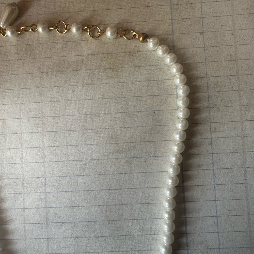 Elegant Pearl Necklace with Gold Accents - Picture 5 of 11